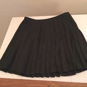 Short black pleated skirt size 4 Ali McBeal vibe